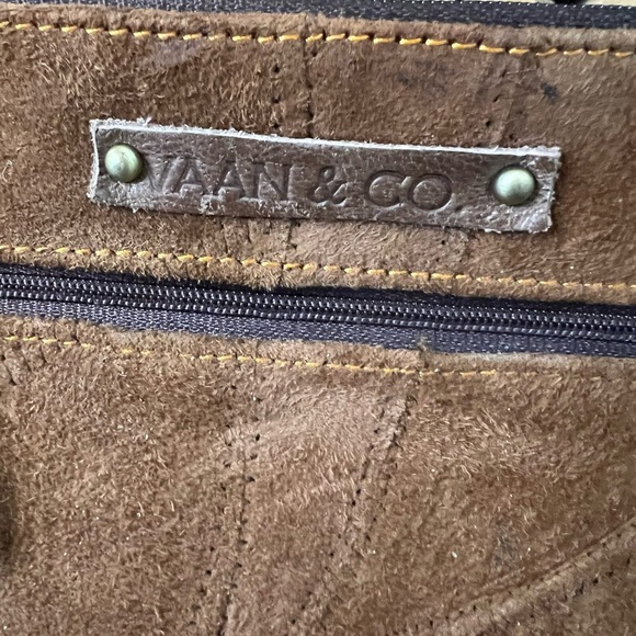 VAAN & CO Leather crossbody with animal print and charms. - Picture 3 of 9